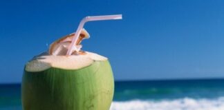 6 benefícios da água de coco para a saúde