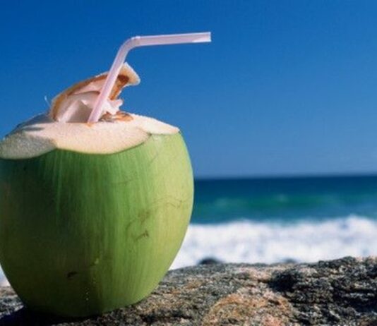 6 benefícios da água de coco para a saúde