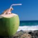 6 benefícios da água de coco para a saúde